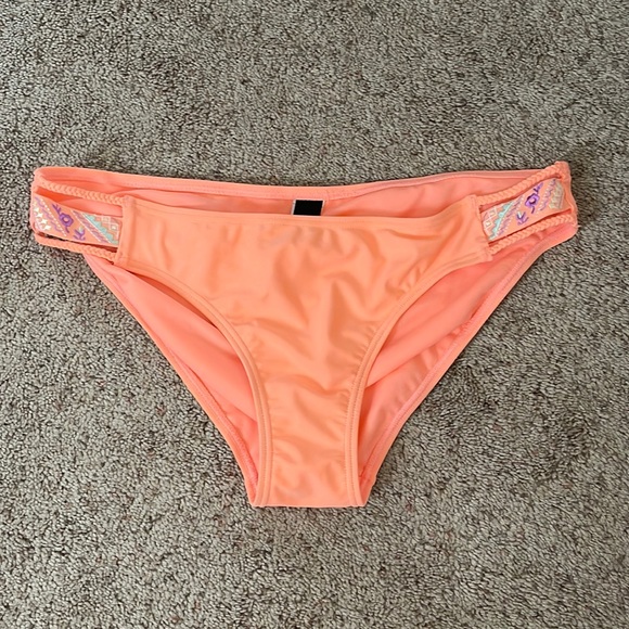 Bikini bottoms with decorative sides - Picture 1 of 5